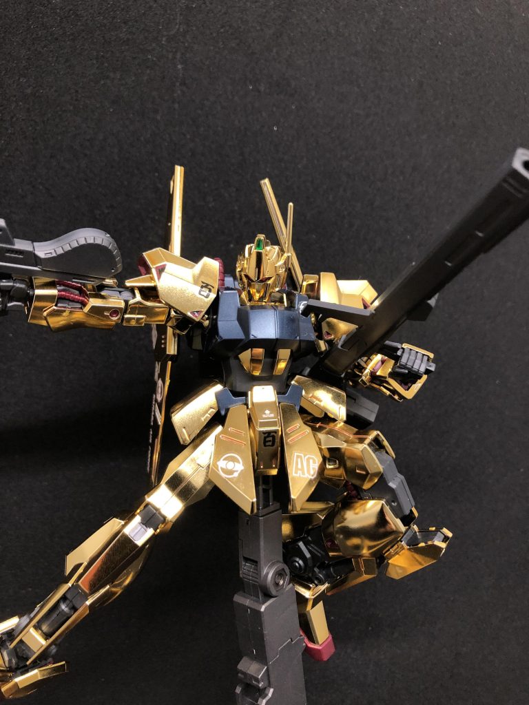 正面から。HG百式は使ったことなかったのですが、作るならゴールドで塗装しようと思っていたのでゴールドコーティングは渡に船でした。MG百式を作った時も思いましたが、百式カッコいいですよね。最初見た時はいくらなんでも金色はやりすぎでしょ…と思いましたが。