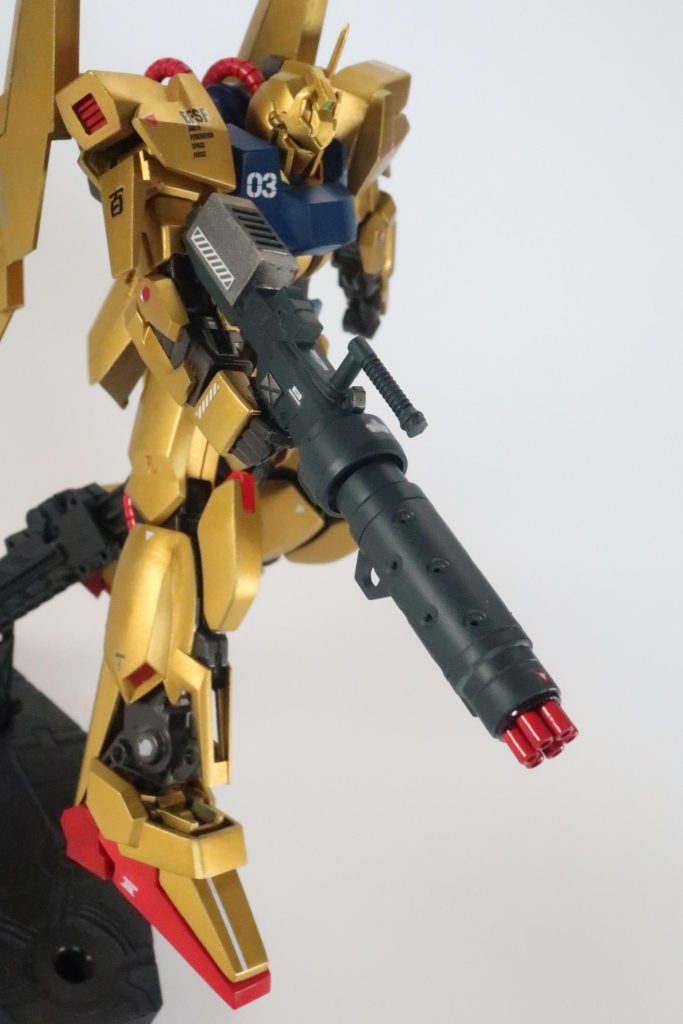 武器は百式改の肩にマウントするビームガトリングガンを手持ち式に改造したもの…という解釈です。キットとしては、デルタプラスのライフル＋デミトレーナー拡張セットのガトリング＋コトブキヤのMSGです。