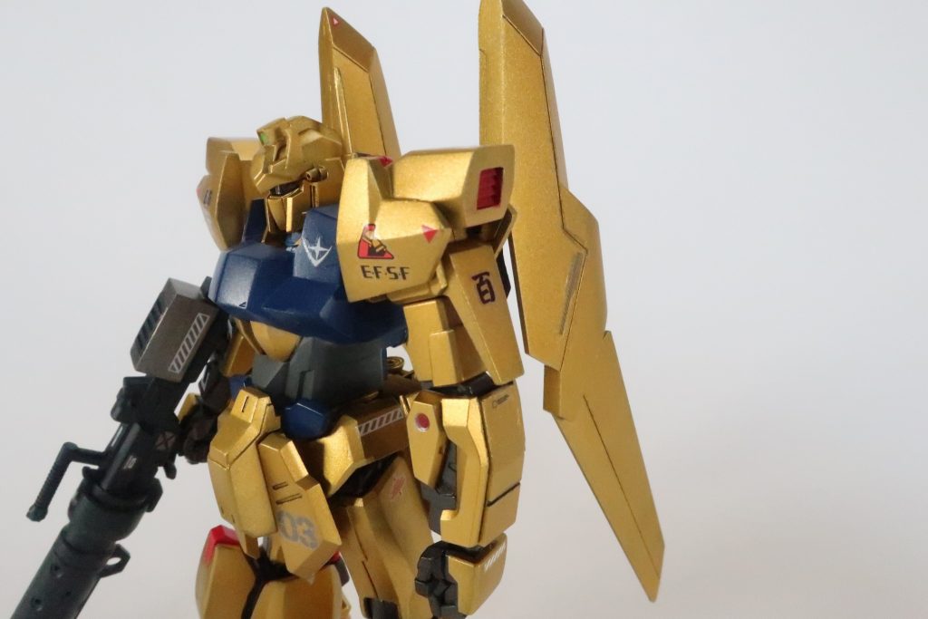 肩に輝くロンドベルのエンブレム。しかし「百」は外せないので、少し横に移動してもらいました。