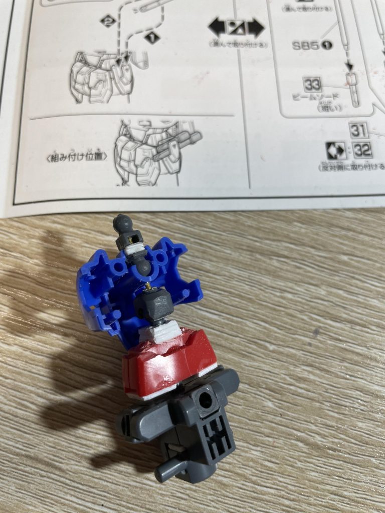 お世辞にも格闘機で可動が良好とは言い難く、腹部にはボールジョイントを仕込み少しでも動くように調整