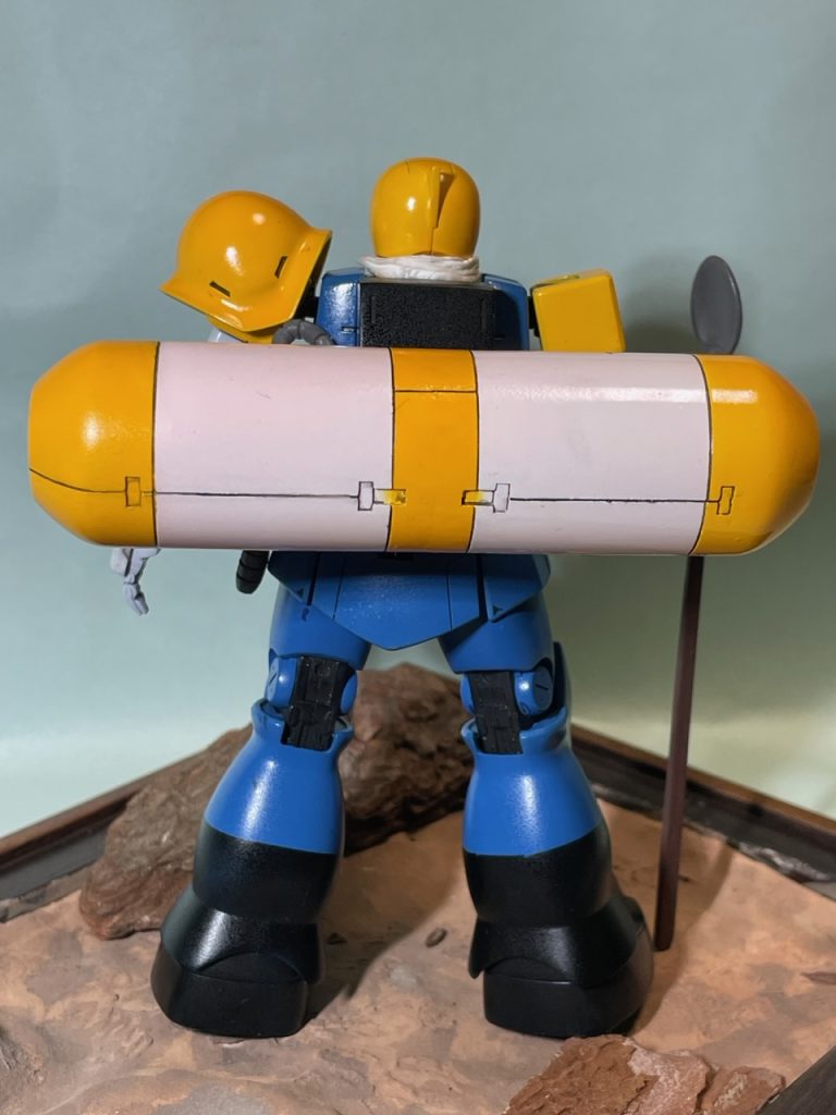 背部のタンクはHGハイゴッグのミサイルカバー２つを接着したものです。穴を開けてランナー棒でバックパックに取り付けてます。