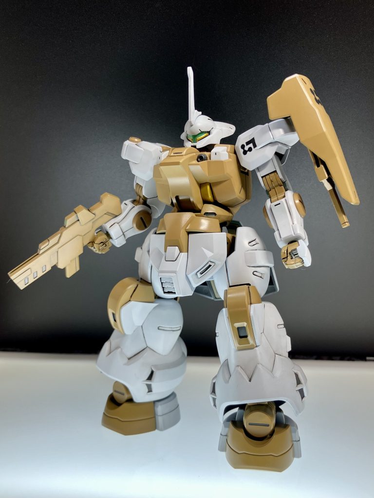 クレオスのクールホワイトとガイアのボトムズカラーアンバーで塗ってます。