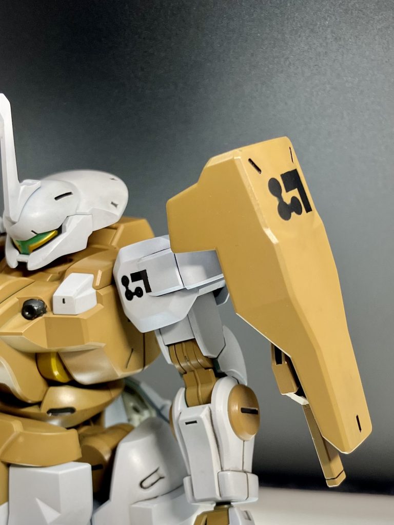 部隊マークはマスキングで塗り分け。