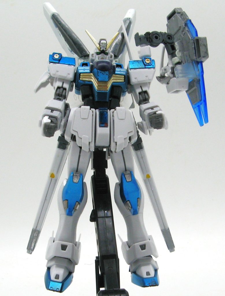 正面です。右肩に肩当てをつけてます。左腕のソードは腕のビームシールドのための可動機構を利用しています。