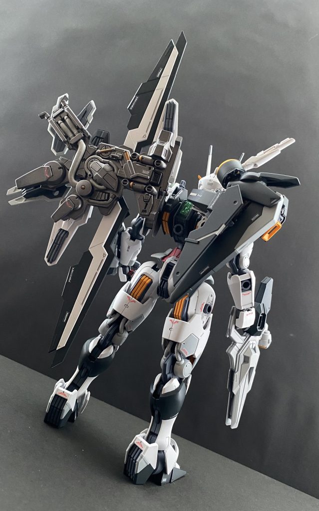 左右背部に新たな二つユニットが追加されたエアリアル。左背部に追加されたユニットは、学園内の複数の寮(これには御三家も含まれる)のメカニック科の生徒達が、ニカ・ナナウラ先導の元、組み上げられた。MSや、艦艇のパーツから作られている。 それに対し、右背部に追加装着されたユニットは、シン・セー開発公社から直接提供されたものである。しかし輸送中に襲撃を受け、大多数の物資が、紛失、破壊されてしまう。その中で残ったのは、このユニットと、左腕に装着されたガントレットだけであった。このユニットが入っていたコンテナには、2/2の表記があったことから、二対で一組のユニットであったと思われる。 謎のユニットだった本ユニット、接続チェックをしていたニカ・ナナウラいわく、「なんだろう?…レーダー、センサーユニットなのかなぁ?」 との事だったが…。ちなみに、これらの左右背部のユニットを装着するにあたり、従来の位置にサーベルをセットすることが難しくなった為、サーベルの接続方式が変更されている。