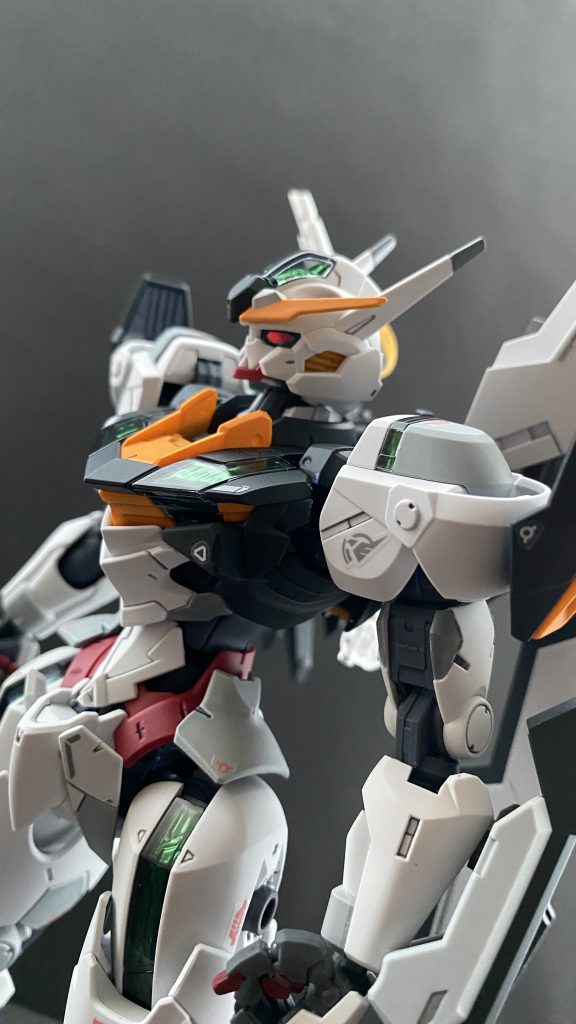 〜グエルの、帰還〜 行方不明になっていたグエルが帰って来た。その知らせを聞いたスレッタは走る。今、ミオリネの菜園に居るのだという。グエルの背中を確認したスレッタは、声をかけようとするも、ラウダの悲壮な叫びに、おもわずその身を隠してしまう。ラウダ「兄さんっ!、兄さんなんだろ!」グエル?「…俺は、ボブ。ジェターク仮面だ。…それ以上でも、それ以下でも無い」 どうしてしまったんだ、兄さん!ラウダの声が響く中、スレッタは物陰からグエルの大きな背中を窺う。見ると、グエルはその顔にゴーグルタイプの仮面?、をつけているのだ。グエルの背に隠れてよく見えないが、ミオリネも口元を手で覆い隠し目線を外し、フルフルと震え、…狼狽している。スレッタ「そっそうですよ、皆、心配していたんですよ」 どこか他人の様なグエルの背中にスレッタは声をかける。スレッタ「マスクをして顔を隠したって、その変な色の前髪で、もっ、もろバレっ、です」グエル?「ぐっ、…うるさい、この、水星女…!」喧嘩っぱやくて情緒不安定な女の様な名前の少年が乗り移ったスレッタ「…ッ!水星の女でなにが悪いッ!…そんな御曹司ッ!修正してやるッ!」(ここだけCV飛田氏でお願いします)スパァーン!! スレッタが、グエルの尻をおもいきり張ったのだ。グエル?「ぐうぅ…」 あまりの衝撃に倒れ込むグエル。悲鳴を噛み殺し、ズレたマスクを直し、見上げた先にあったのは、ミオリネが育てた大きく、真っ赤に実ったトマト。グエル?「トマトが…、実を、つけている…」 …カタパルトの上、金色のダリルバルデのコクピットの中で、グエルは学園に帰って来た時の事を思い出す。サブモニターでは、ペトラが発進のカウントダウンを読み上げている。ジェターク仮面としてつけているマスクにグエルは手を添える。ペトラ「…2、1、…発進、どうぞ」 ペトラの声に、その顔につけていたマスクを外し、グエルは声を張る。グエル「グエル・ジェターク。ダリルバルデ、出るッ!」 カタパルトから放たれたダリルバルデは、金色の矢となって、先攻するチュチュのデミバーディング、そして、スレッタのエアリアルの跡を追う。