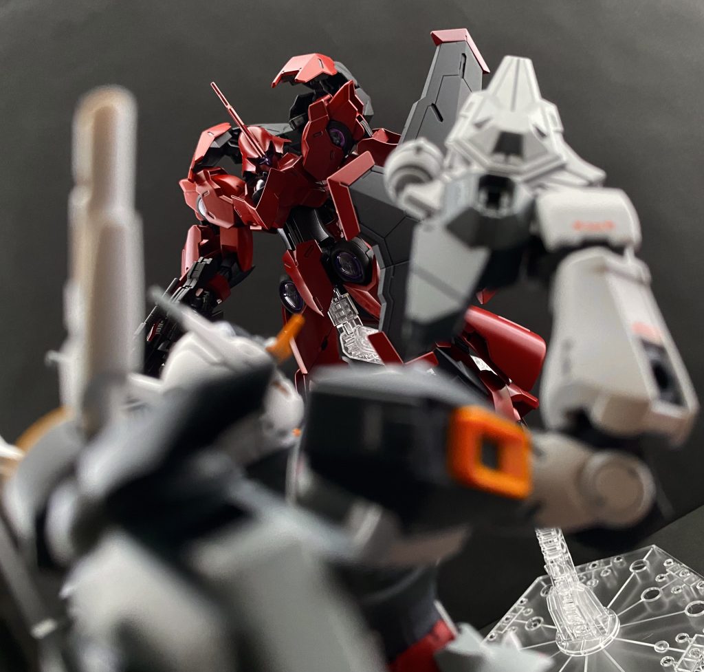 〜逆襲のシャディク〜スレッタ「ミオリネさんっ…」 今まさにエンジェ…クワイエット・ゼロに取り付かんとするエアリアルに数状のビームの光が襲いかかる。「ごめんね、水星ちゃん。ここから先は行かせられないんだ」 エアリアルの前に真紅の機体が立ち塞がる。ミカエリス。シャディク・ゼネリだ。スレッタ「シャディクさんっ、どうしてこんなことをするんですかっ!」 焦りの色の濃いスレッタの叫び。先ほどからエアリアルのコクピットの中には、エン…クワイエット・ゼロが地球に落下し始めたことを示すアラートが鳴り響いているのだ。そんなスレッタの心情を知ってか、シャディクは静かに言う。シャディク「わからないのかい?この僕、シャディク・ゼネリが人類を粛正しようっていうんだよ。…スレッタ・マーキュリー」スレッタ「それは、エゴですよっ、シャディクさんっ!」