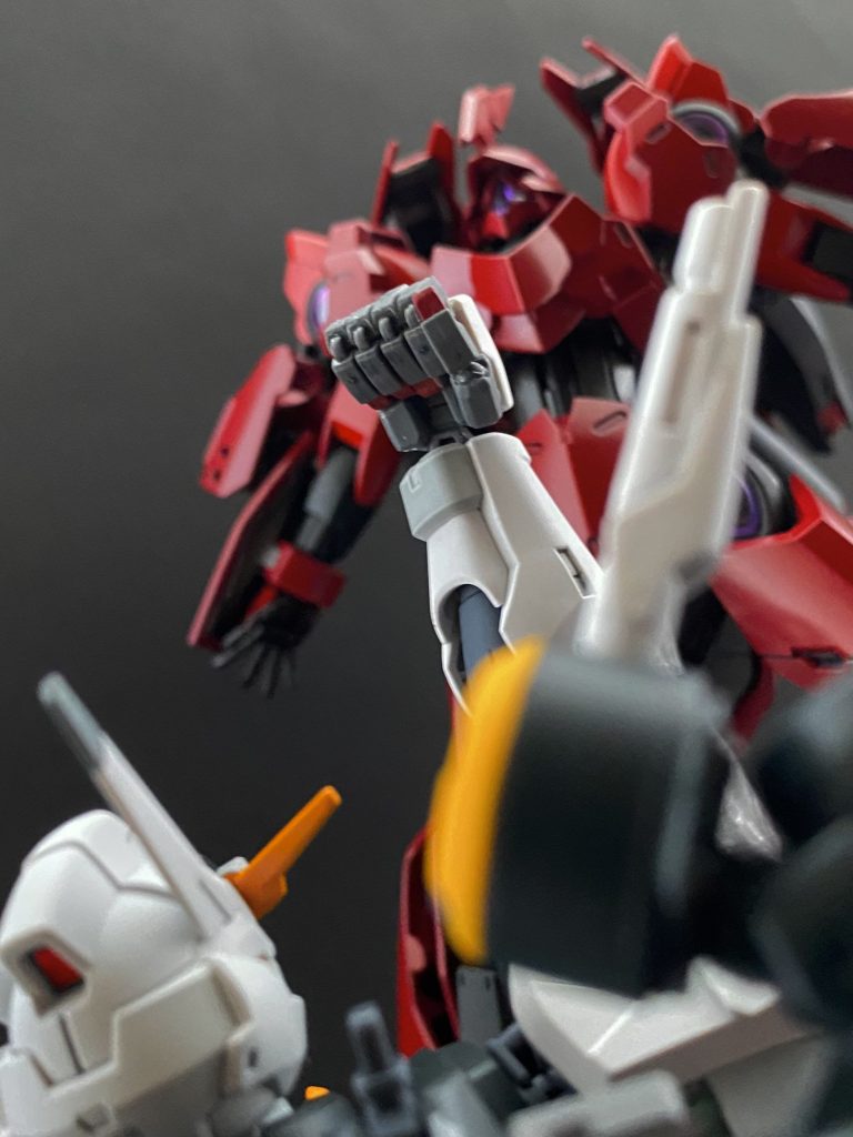 スレッタ「こんなものが地球になんか落ちたら、地球に核の冬が来て人が住めなくなっちゃいますよ!…それに、中にはまだミオリネさんがいるんです!」 ビームの光が閃き、ビームサーベルの光が舞う。いつしか、残弾の無くなったライフルは破棄され、サーベルもどこかへいってしまった。舞うようにぶつかり合う二機のMSは、互いのマニピュレーター、拳と拳をぶつけ合う殴り合いとなっていた。質量を乗せたパンチ、鋭いキックの応酬により弾け飛ぶ装甲。およそMS同士の戦いとはいえないような戦いの末、その戦いを制したのはエアリアルだった。エアリアルの拳が、ミカエリスの胸部を破壊したのだ。