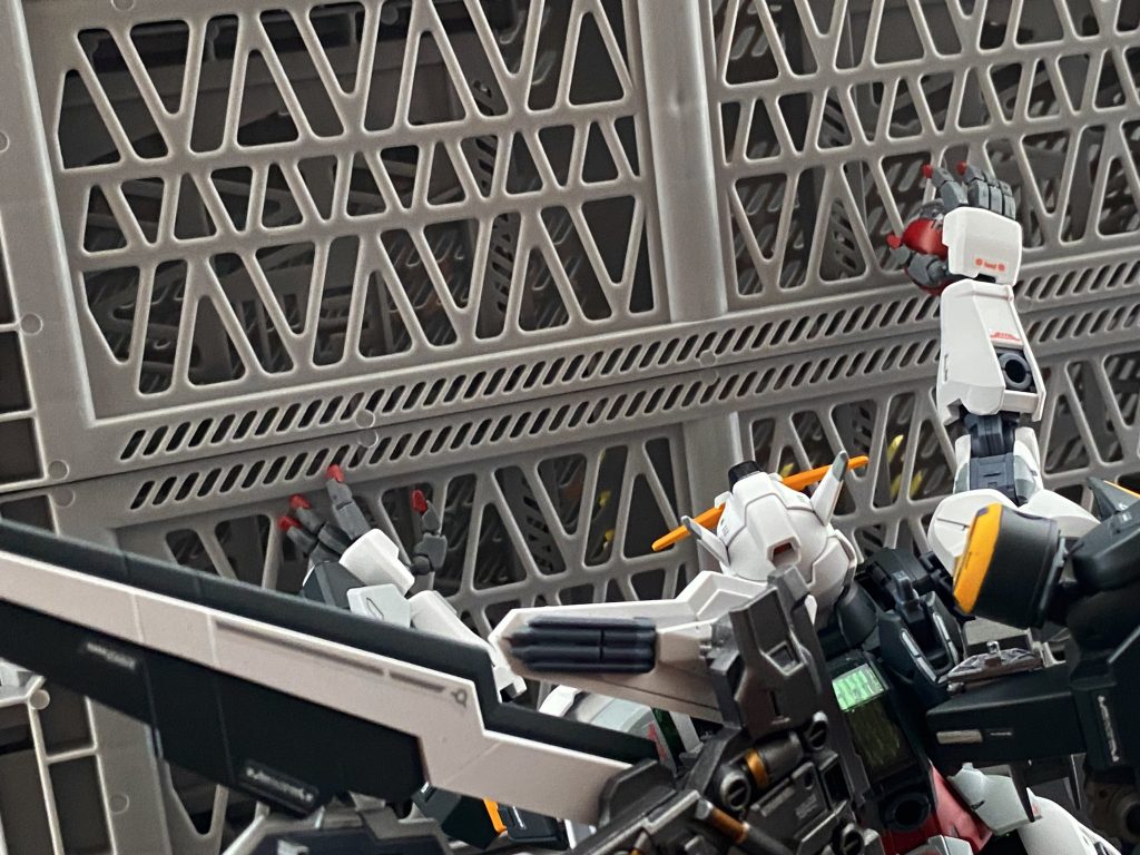 そのスレッタの叫びが届いたのか、周りで戦っていたMSが、戦闘を止め、エアリアルの周りに取り付き、スラスターを噴かし始める。その中には、チュチュのデミバーディング、グエルの金色のダリルバルデもある。スレッタ「…み、みんなっ」チュチュ「地球がダメになるか、ならないかなんだ!やるしかねーだろ!」 チュチュが叫ぶ。「やってみる価値はありますぜ!」 それに対し、先程まで敵だったハインドリーのパイロットが応じる。しかし、その機体は、地球への落下の際の摩擦熱とジェネレータのオーバーヒートにより、爆散してしまう。 スレッタの目の前で、次々に爆散していくMS。エアリアルのコクピットの中でスレッタは叫ぶ。スレッタ「止めてください!私達に付き合う必要はないです!下がって、来ないでください!」 その時だ、エアリアルの隣に取り付いていたデミバーディングの機体にスパークが奔るのをスレッタは見る。スレッタ「ダメですっ、チュチュ先輩っ、離脱してくださいっ!」 しかし、その言葉は最後まで言えない。アラート表示で真っ赤になったコクピットのモニターは、無常にも爆散するデミバーディングを映し出す。それをただ見ていることしか出来ないスレッタは、声なき叫びを上げる。 その時、エアリアルに異変が起きる。