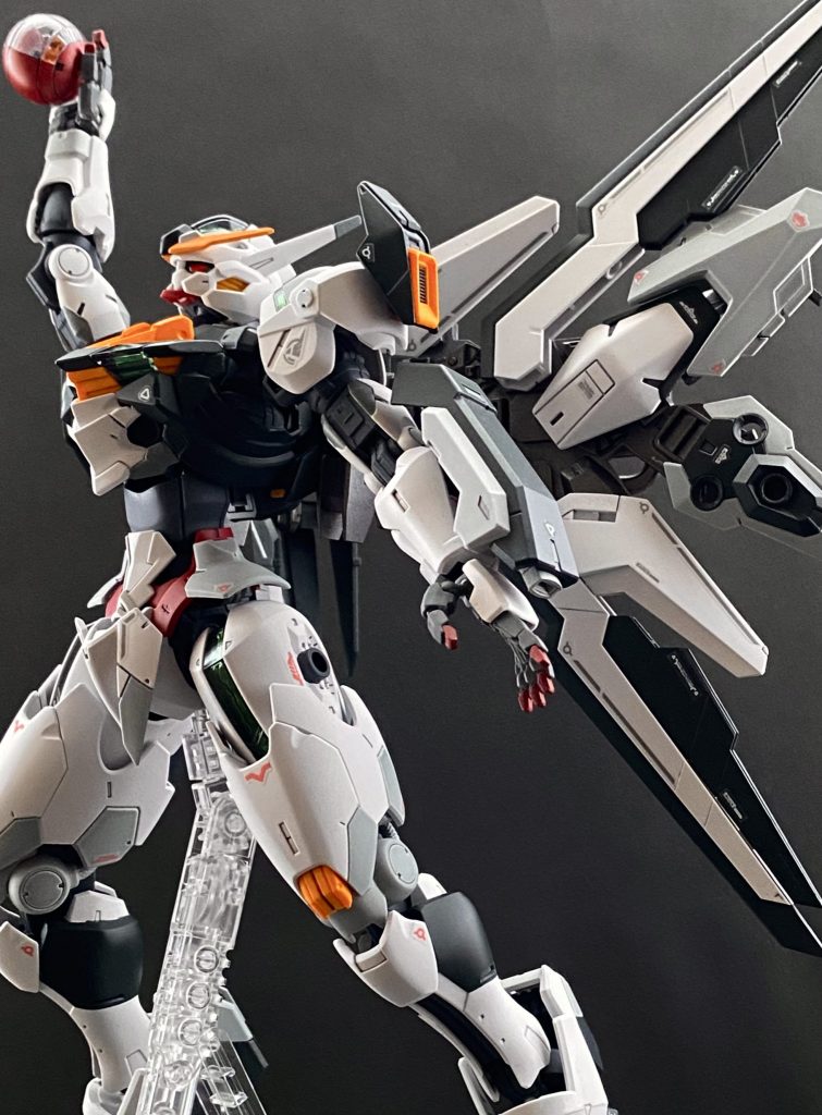 ミカエリスの胸部の破壊と同時に射出された、ミカエリスのコクピット。球状の脱出ポットを捉えたスレッタは、エアリアルの手にそれを保持したまま、地球への落下コースをたどるクワイエット・ゼロに向かう。 シャディクが乗ったままの脱出ポットを、叩きつけるようにクワイエット・ゼロの外壁に取り付くエアリアル。その背のエスカッシャンは、配置を変え、羽のような形状になっている。その姿は、まるで、片翼の天使のようだ。シャディク「何をするつもりだい、水星ちゃん。今、計算してみたけれど、クワイエット・ゼロはどうやっても地球へ落ちる」スレッタ「こんなもの、エアリアルで押し返して見せますっ!エアリアルは伊達じゃありません!」シャディク「エアリアルだって…」スレッタ「確信が持てるまではなんだってやりますっ!」