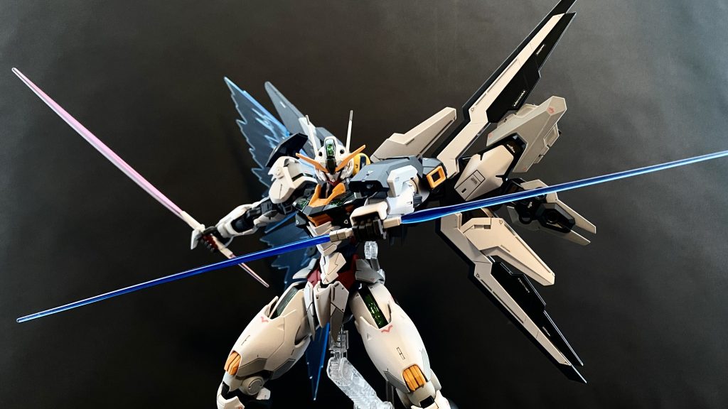 通常のサーベルは、左腕に装着されたガントレット内に、また、サーベルグリップ両端からビームサーベルの発振が可能となっている。