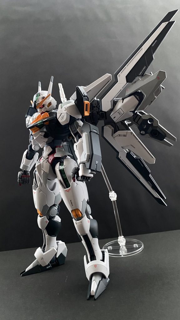 高機動モード ダッシュモードと呼ばれる。本来エアリアルには、機体の各部に、ガンビットを装着し、機動性能を高める、ビットオンフォームがあるが、総合的な能力向上ではなく、このモードは、ガンビットの推力を一定方向に集中させることによる、瞬間加速性能に特化した状態であると言えるだろう。このモードの立案者は、グラスレー寮の黒いハインドリーを駆る、とあるパイロットの案が参考になっている。(ハインドリーブシドースペシャルスサノオウの投稿を参照)尚、通常のエアリアルのように、エスカッシャンは、シールド、そしてビットオンフォームと、元々の機能は失ってはいない。