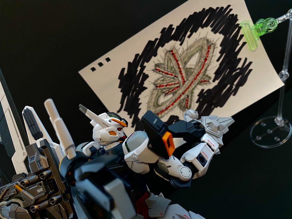 〜エランと、エランたちと〜 ミオリネは、一人、願う。球状のコアユニットを中心に複数のリング状のユニットが連なる巨大な構造体。エンジェル・ハィ…いや、クワイエット・ゼロ。彼女は、今、その中心にいた。そんな彼女を助け出さんと、スレッタ達は今、宇宙を駆ける。スレッタ「いま、いきます。ミオリネさん…!」 地球をバックに、シェルユニットを不気味に輝かせるエンジェル・ハ…クワイエット・ゼロ。それに取り付かんと宇宙を駆けるスレッタとエアリアルに、複数のガンビットによる火線が閃く。エアリアルの前に、十数機のグレーカラーのファラクトが立ち塞がったのだ。 実戦使用にアップグレードされたガンビットの攻撃を巧みに捌きながらも、スレッタは焦りを感じ始めていた。学園の寮の皆が組み上げてくれた背部の新しいエスカッシャン担架ユニット。それの調子も良い。しかし、今、目の前にいるミオリネの元に近づけないという焦りが、スレッタの、エアリアルの動きを鈍らせる。 そんなエアリアルの動きを読む様に放たれるファラクトのガンビットの攻撃が、容赦なくエアリアルを襲う。スレッタの死角から放たれたコクピットを狙う数状のビームが、スレッタの目の前で弾かれたとき、スレッタの耳に届く声。エラン「スレッタ・マーキュリー、ここはぼくに任せて」 いつの間にかエアリアルの隣に黒いファラクトの姿。スレッタ「エランさん…」エラン「彼らは、エランシリーズ。…エランのクローン達だ。…そして、このぼくも」 何も言えずにいるスレッタを、エアリアルをクワイエット・ゼロの方へ押し出しながらエランは言う。エラン「彼らは、ぼくが。君は彼女の所に」 クワイエット・ゼロに向かうスレッタを見届けると、黒いファラクトのコクピットの中で、エランは誰に言うともなく話し始める。エラン「人はね、…人は自分を見るのが不愉快なんだよ、…嫌なんだ」エラン「でも、…どんなに不愉快でも、どんなに憎くても、自分自身を殺すことは出来ない、自分自身をやめることも出来ない」 目の前の自分達を見据え、エランは言う。エラン「ぼくよ、ぼく達よ、ここからいなくなれ」