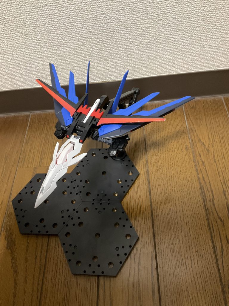 おまけ元々ストライカーパックの飛行形態はこんな感じにする予定でしたそしてこれ、深夜に完成させたんですが、見た瞬間俺は「あれ?このシルエットどこかで…」となったわけですそしてその正体はというと……