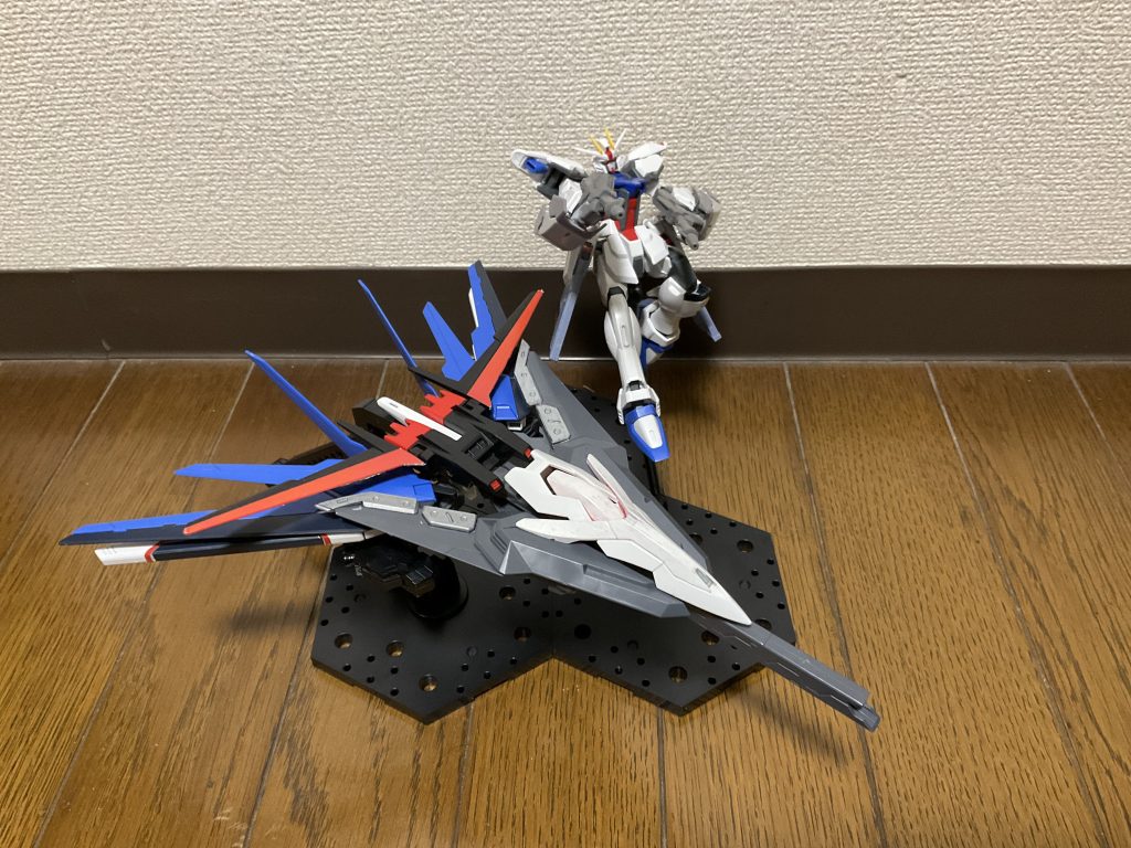 当然バックパックはストライカーパックシステムを受け継いでいるので、分離して大型有人戦闘機で牽引することができますバックパックとそれを牽引する戦闘機がドッキングするとMSよりデカいとかいう意味わからん事態になってますが、仕方ありません、攻撃能力を付与するための苦肉の策なんですとは言ったものの、「MS側に核エンジンを組み込んだらパイロットが入るスペースがなくなり、やむなく遠隔無線攻撃端末“ガンドラグーン”として運用することになった」という設定があるので本体はバックパック、つまりリジェネレイトガンダム方式ですそしてバックパックもPS装甲製というノワールストライカー方式でもありますなおバックパックと戦闘機の動力源も核エンジンで、ドッキング時には“デュアルニュークリアエンジン”として2基の核エンジンを使用することで意味わからんくらい高い出力を得ることができますなおバックパック単体でも、実在する爆撃機“B-2スピリット”理論で飛行できます