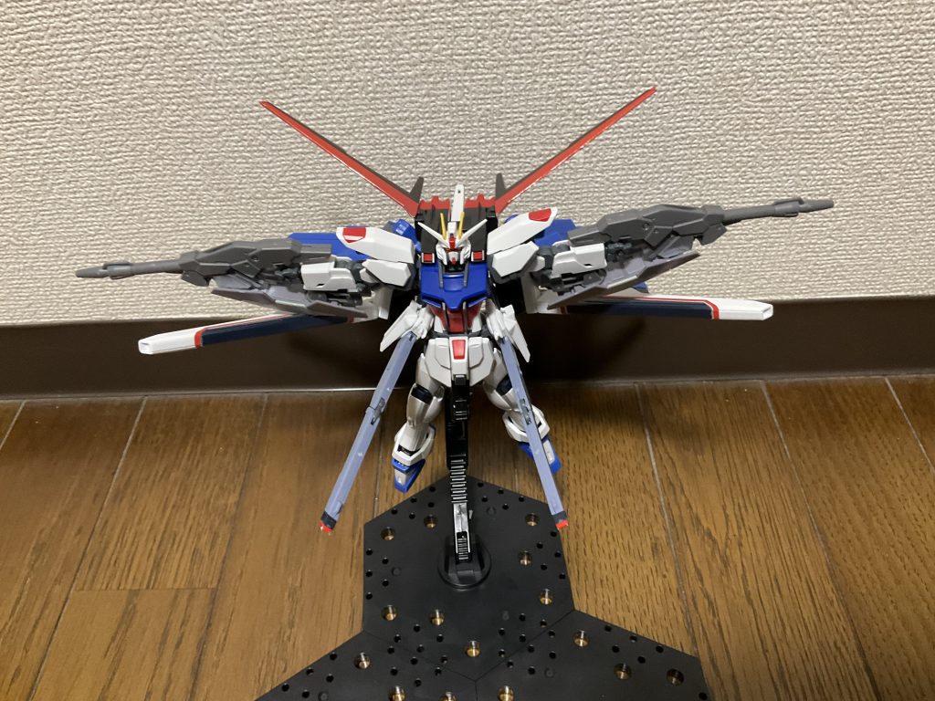 フルバーストピクウスが減ったことで砲門の数は減少しましたが、ライフルの大型化も相まって火力は段違いですただしこのフルバースト、致命的な欠陥がありまして……連発すると一時的にフェイズシフトダウンします(おい)