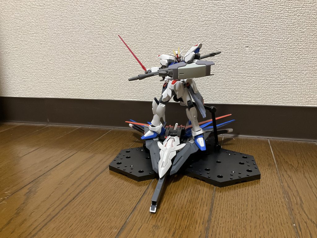 そのサイズゆえにバックパックはSFSとしても運用することができますライフルは一応手から外して後ろに向けることもできますなお、サイドアーマー外部にはアーマーシュナイダーが格納されています