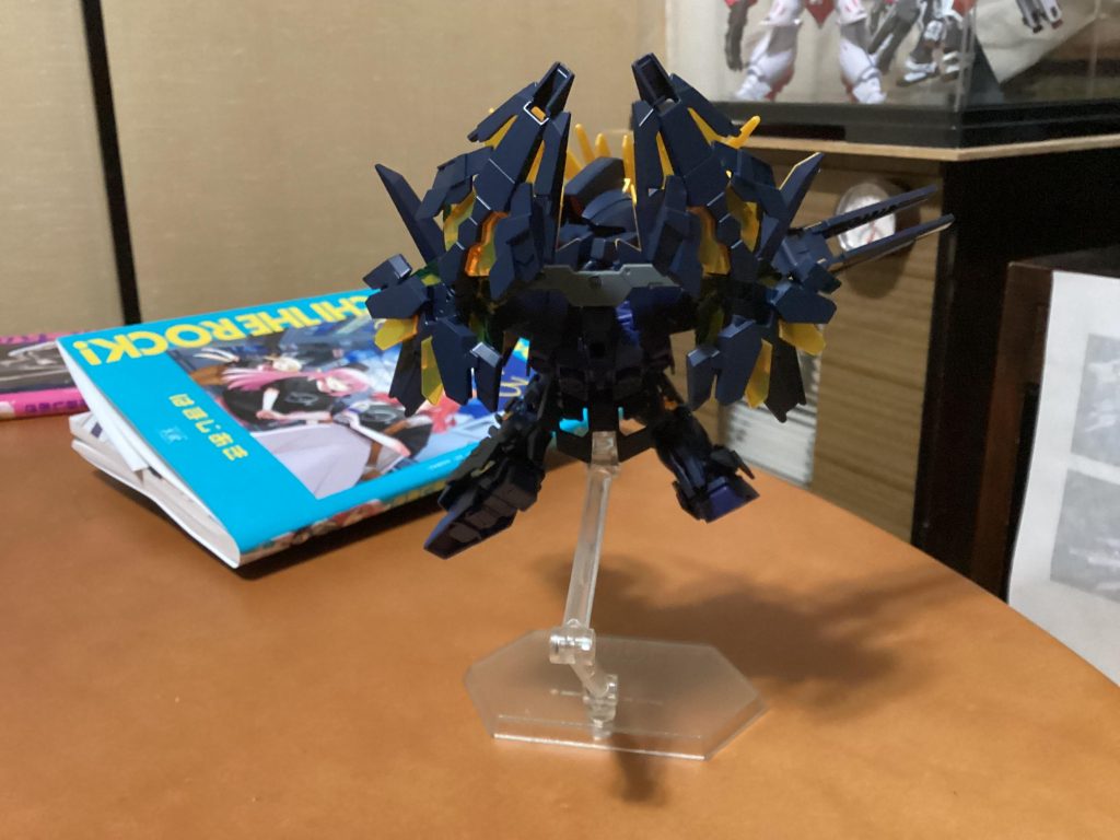 作り方は簡単。HGフェネクスの余剰パーツ（アームドアーマーDEを装着させるやつ）の中央にドリルで穴を開け、本体の凸部分に差し込むだけ。