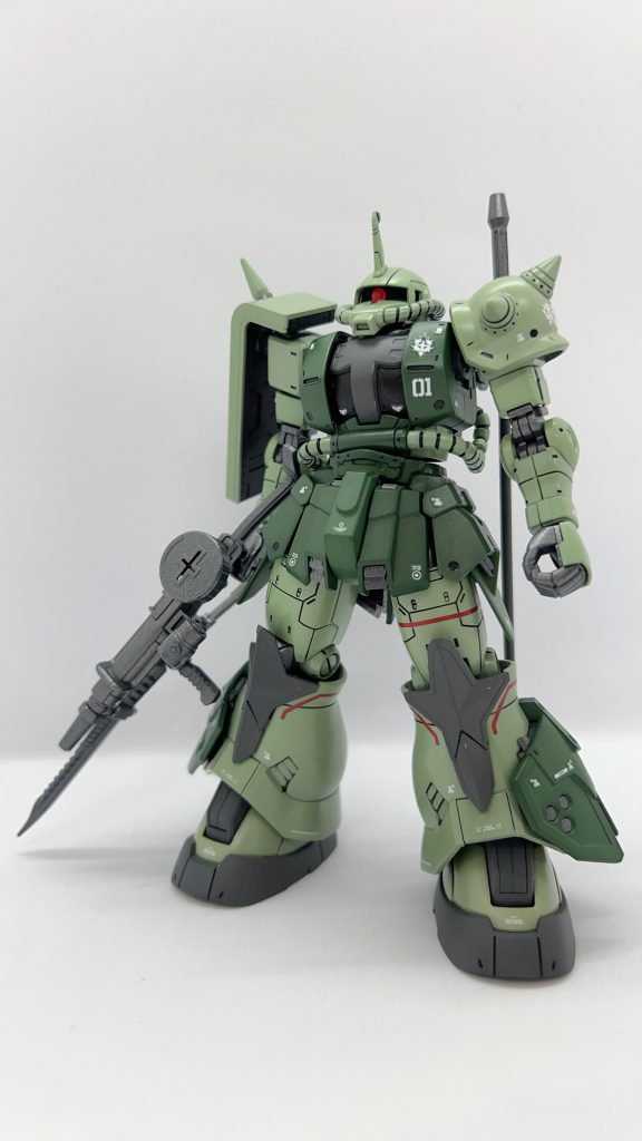 よもぎ色と濃緑色、ホワイトとブラックでグレーを作って、関節・武器は赤鉄色で全塗装です。