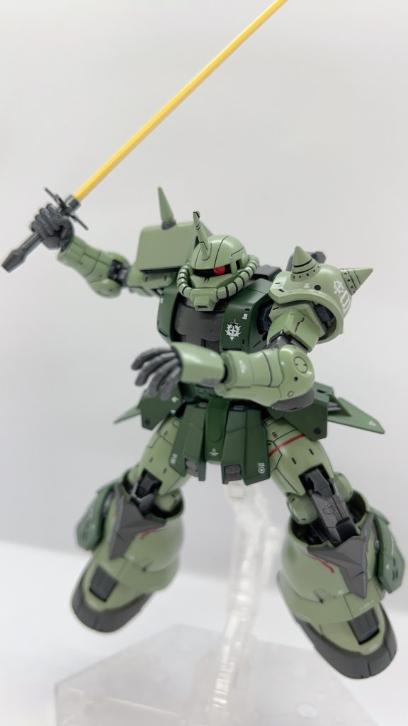 膝が一段階伸びるギミックも素晴らしいです。