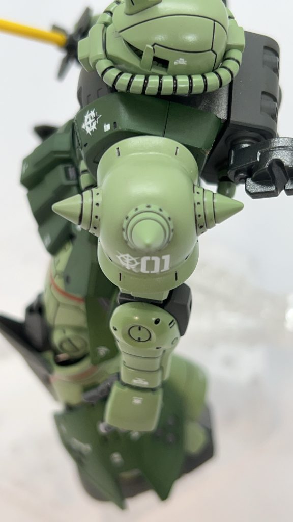 肩を組んで合わせ目消しをした後でも、内肩を塗装できるくらい可動範囲は良好でした。