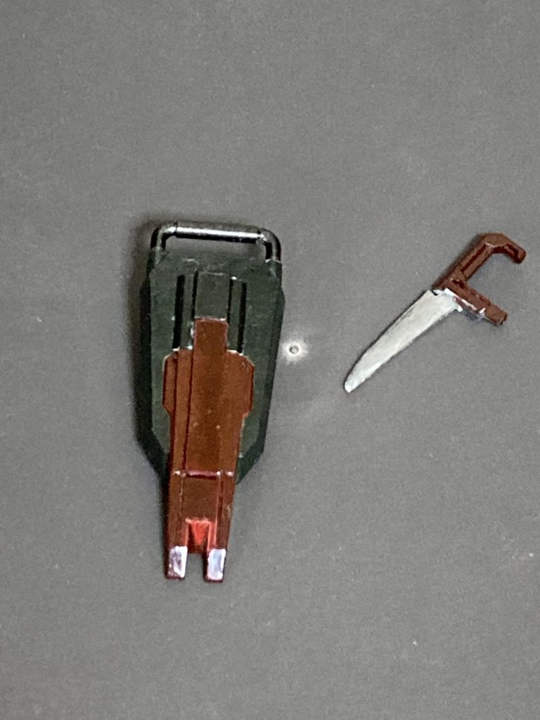 ナイフ、シールドナイフはシールドに収納できます