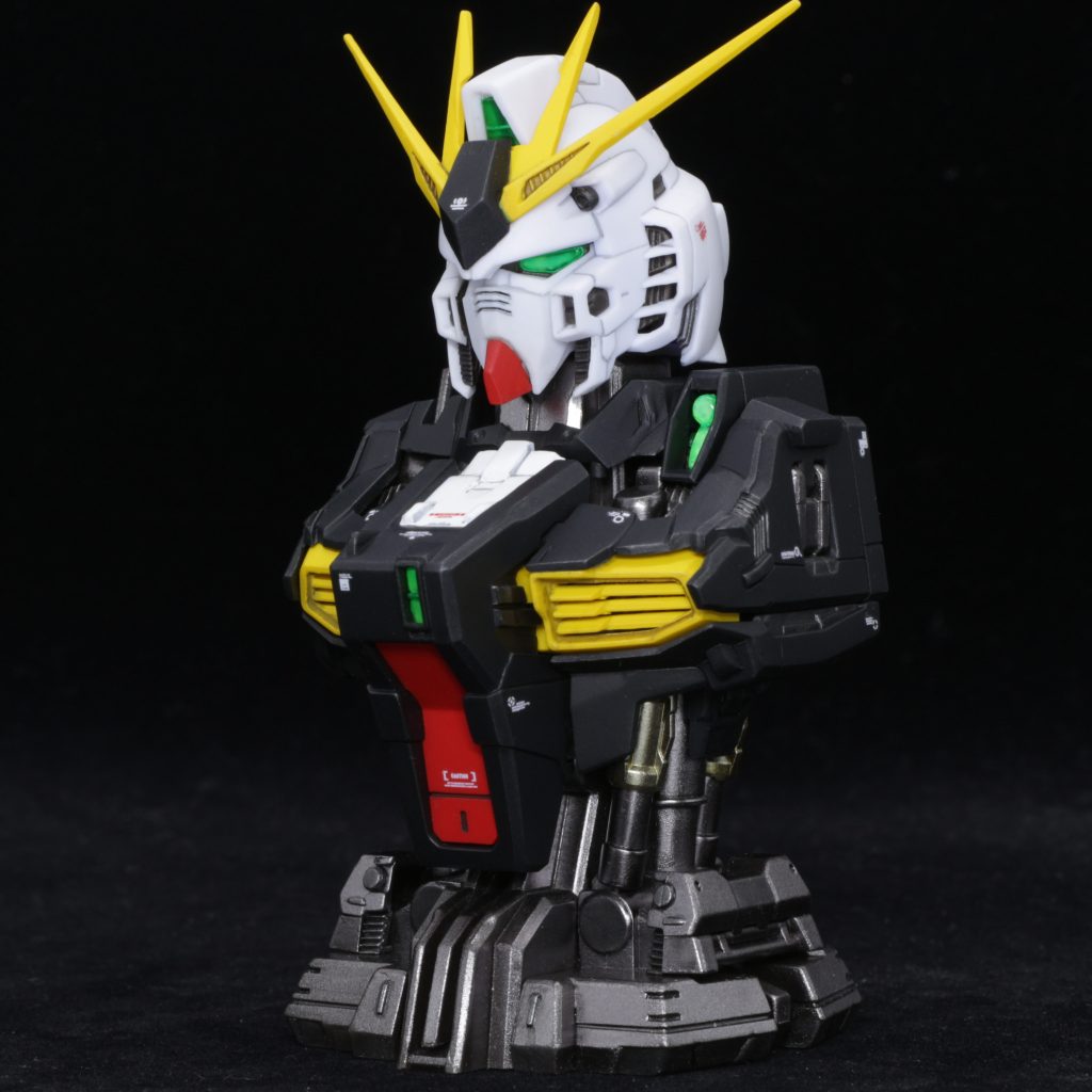 PGぐらい?の頭部は迫力があります。電飾の発光は諦めて、クリアパーツの表面を0.50mmほどエッチングノコギリでスライスして、隙間にラピーテープを差し込み、外部からの光を反射するように加工しました。(写真はUVライトを当てて発光させています)