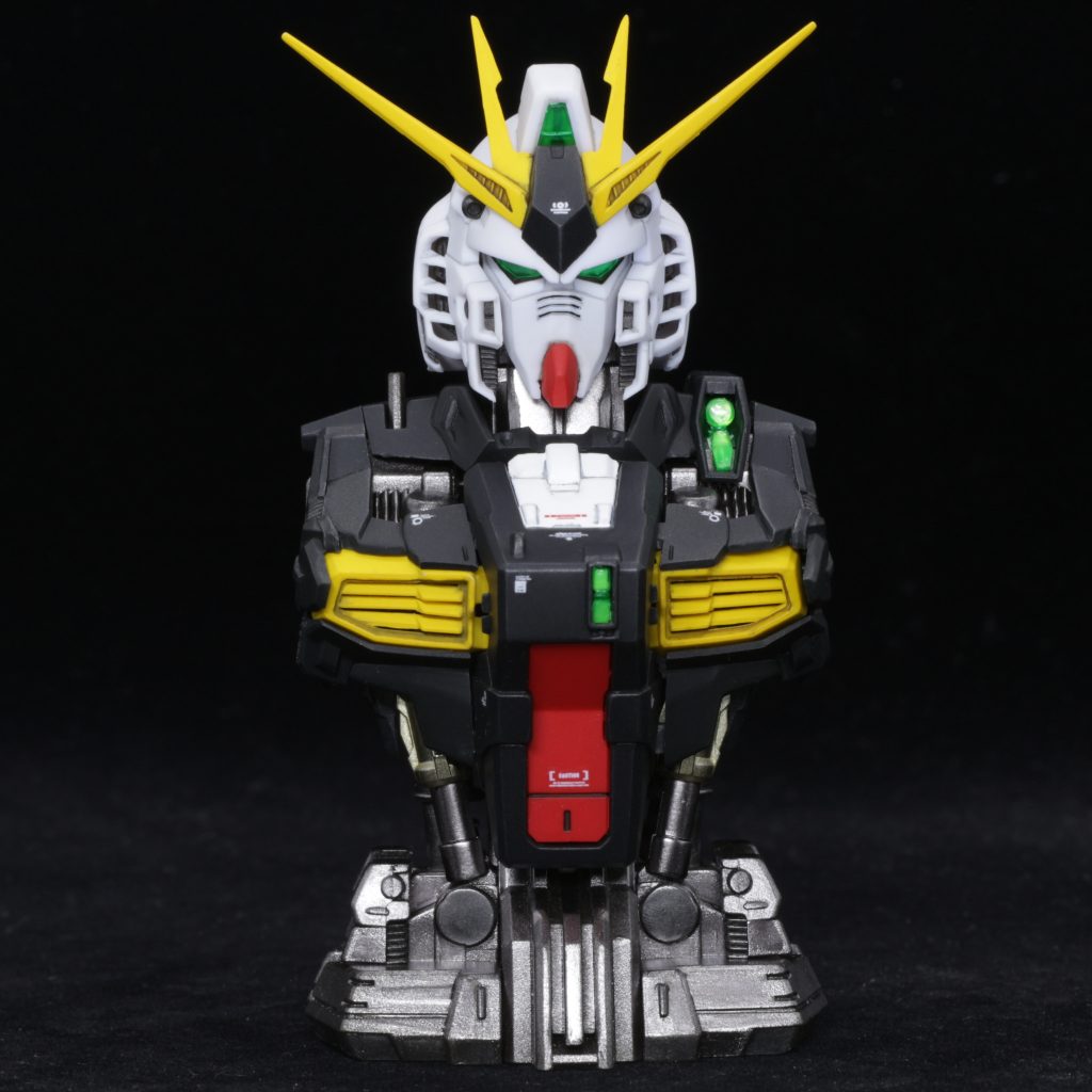 νガンダムらしい面長なマスクがいい感じ!ガシャポンじゃなくてフルセット1000円で一般販売してほしい…(無理か)。