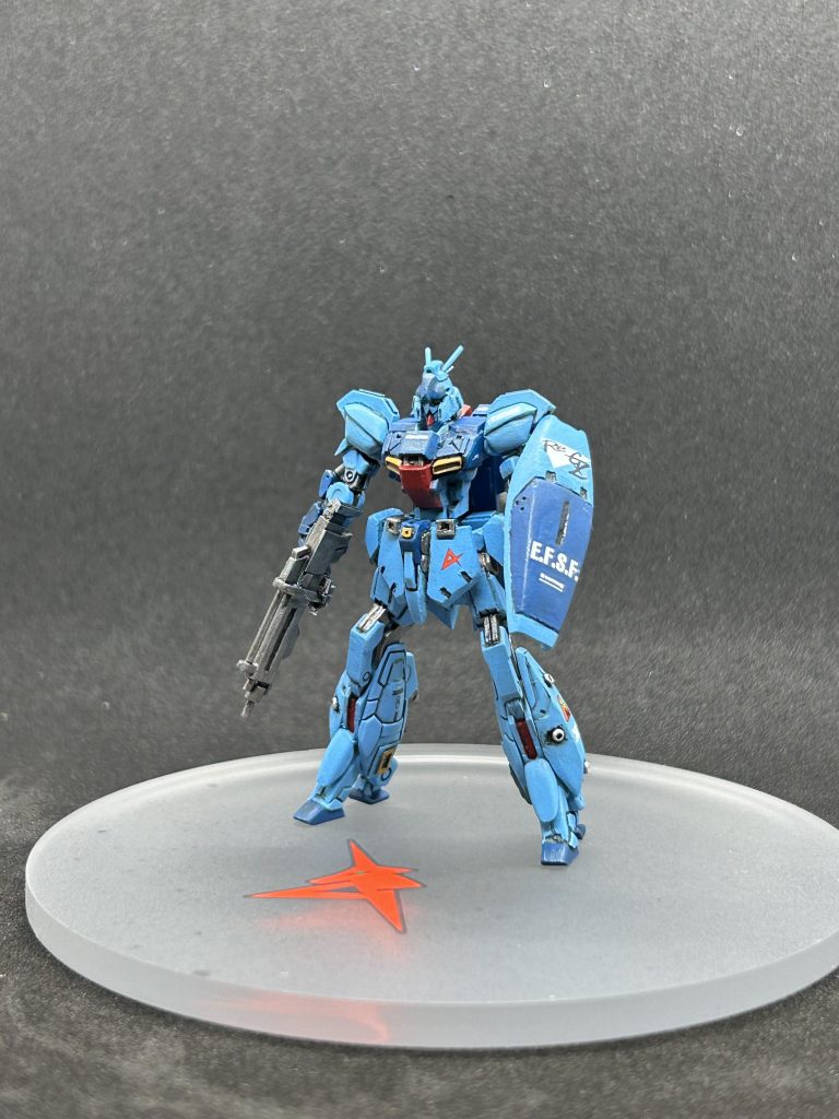 手抜き&使い回しの台座です。笑顔はジャンク品のHiνガンダムの頭部の兜部分を使用して、幅を増したあとプラ板でアレやこれやで完成せました。胴体を横に幅増しして、腰も少し延長してます。脚の付け根を下げて、脚の長さや全体のシルエットを調整しました。肩のパーツは厚めのプラ板を削って形を削り出しました。左右と前後ろで同じパーツを4個作るのは面倒でした😭右手も切って貼ってして下ろしてます。