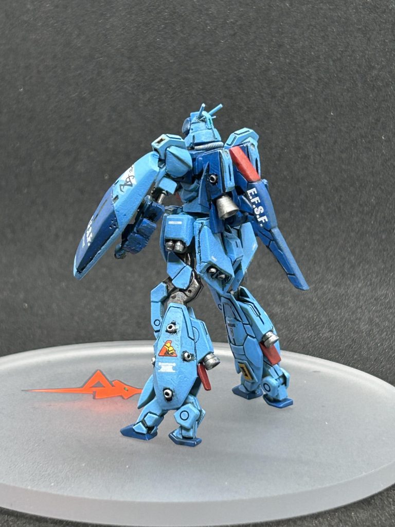 脚やリアスカートのアポジモーターなどは100均の金属ビーズを使用してます。リアスカート、サイドスカートは短く加工してます。ふくらはぎのモールドはプラ板で埋めたあと、タガネでアポジモーターがハマるよう掘り直しました。バックパックのスタビライザーはzのやつを下向きになるよう加工して、他はプラ板で制作。