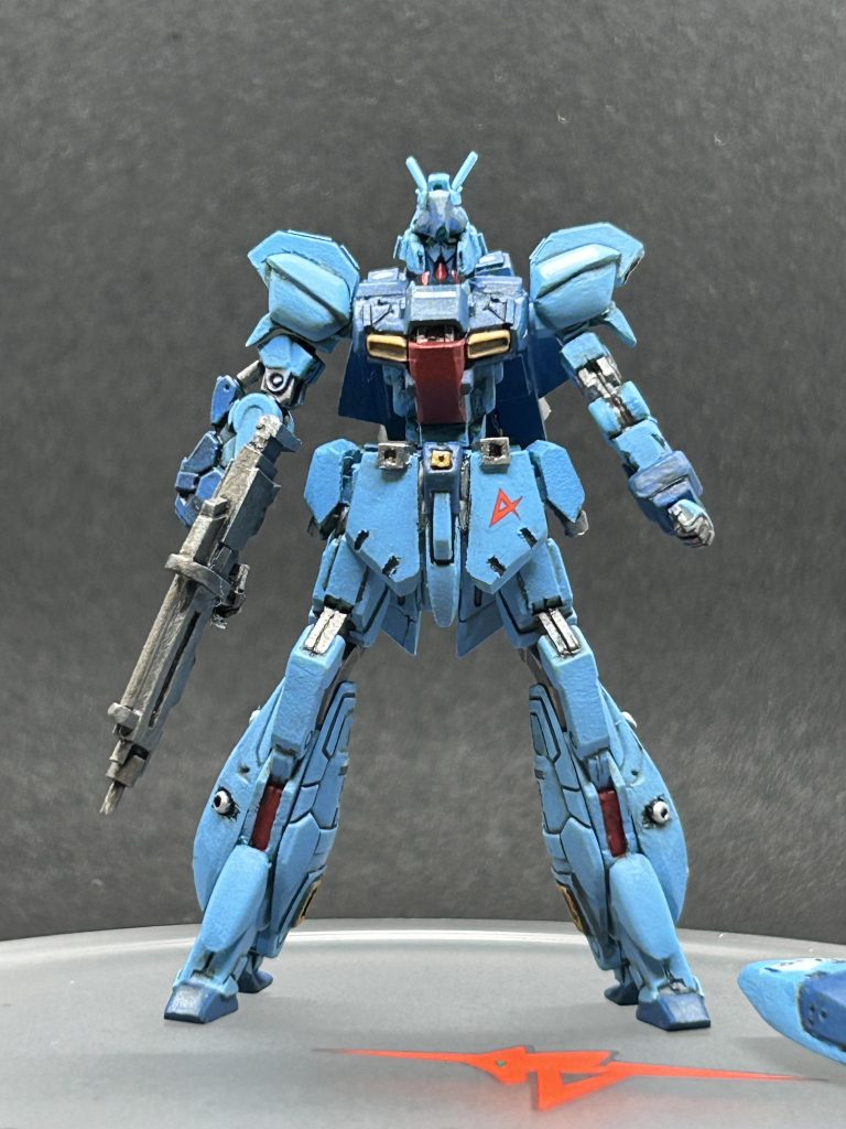 ビームライフルはプラ板でスクラッチ。持ち手も作ったんですが、正直あまり上手に作れませんでした、なので写しません！笑スネの赤いところの形も変えてます。フロントスカート部分も削ってモールド消して、上部をプラ板で形作ってます。