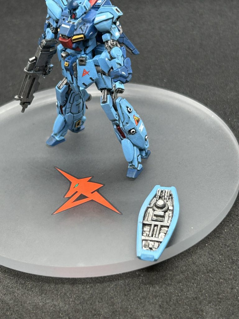 シールドはネオジム磁石で取り外し可能です。ジャンク品のグフフのシールドにプラ板を貼って幅増しして、これまた削り込んで成形しました。シールド裏はタガネで窪みを掘り、細くカットしたプラ板を貼ってそれっぽく制作。