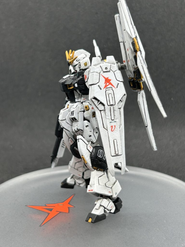 シールドは凸てたモールドを削り、逆に凹ませ形状を変更。オモチャっぽさが消えたと思います☺️1番苦労したのは脚です、HIνガンダムは内側と外側でふくらはぎの形が違ったので、同じ形になるよう削り、タガネでモールドを掘り込みました…黒で全然モールド見えませんが…😭