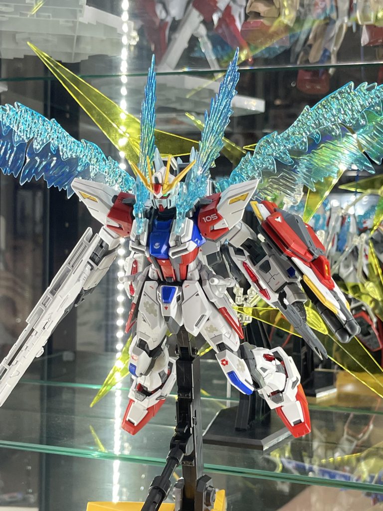 写真が少ないと思ったので追加しておきます📷若干、心霊写真みたいになってますが気にせず😎前傾姿勢は肉眼で見た方が映えるかもしれないです。魅せるポージングって個性が出ますよね。カメラ越しだと印象が変わったり、出したい魅力が出なかったり、難しいです。ポージングして撮影の流れはガンプラを作る上での終着点ですから、いつまでも拘っていたいです💪