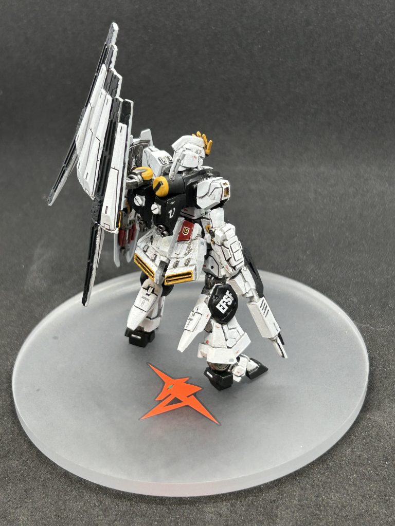 バックパックはHIνガンダムのバックパックを利用しました、ほぼほぼ原型分かりませんが。ふくらはぎ後ろに伸びてるパーツも作るの地味に面倒でした。リアスカートは短く加工してます。唯一他のアーティファクトのパーツを使ってるのがバックパックとフィンファンネルを繋げてるパーツです。キュベレイの余ってたジャンクパーツがシンデレラフィットしました。