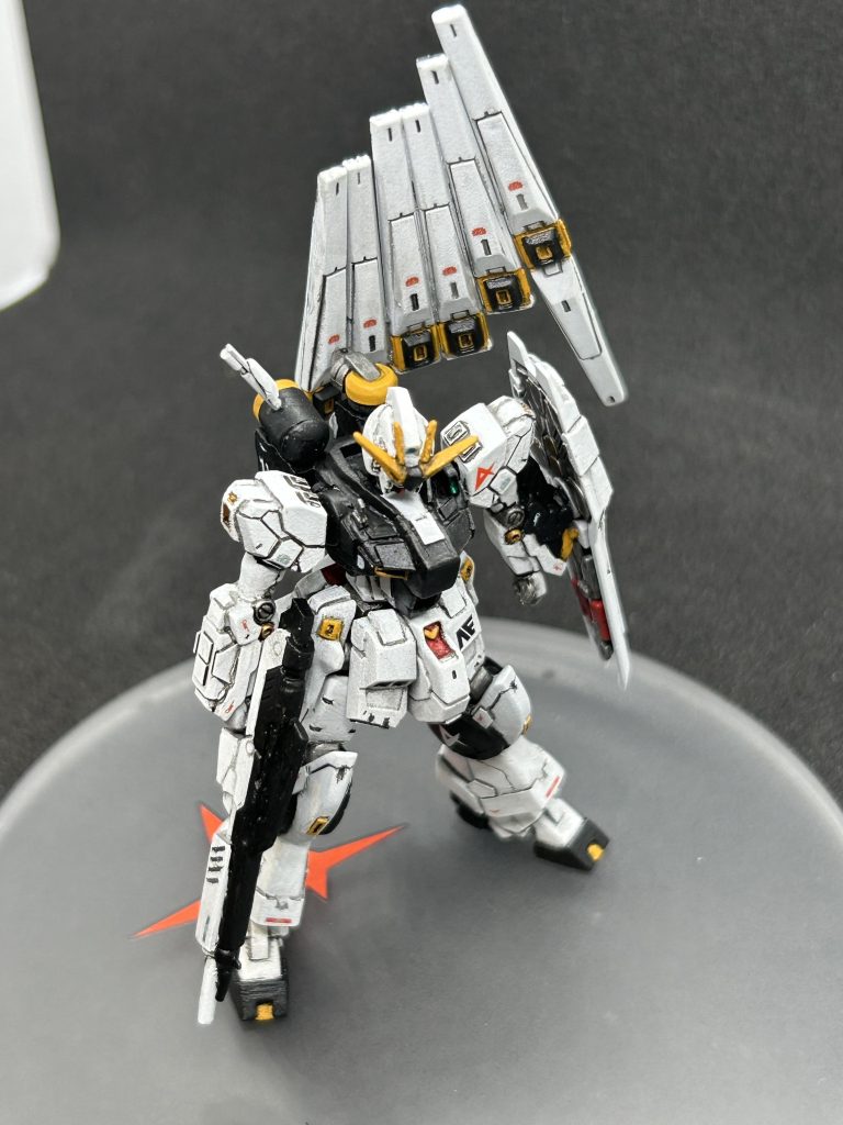 ビームサーベルも地味にスクラッチが難しいパーツでした、小さ過ぎるんです、マジで。ビームライフルもちょっと改造してνガンダムのビームライフルに近づけてます😚