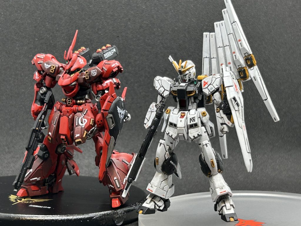 この2体を並べたかったんですよ!「なんでνガンダムは作らんの?」なんて妻が言うもんだから制作開始したんですが、頑張って作った甲斐があり、この2体を並べるとニヤニヤがヤバいですね😆