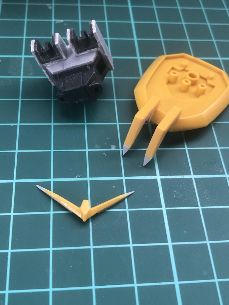 変更箇所アンテナを2本に減らして形状を変更シールドの牙を肉埋め&延長バックパックの武器取り付け位置膝関節を0.6延長。ご覧いただきありがとうございました。  