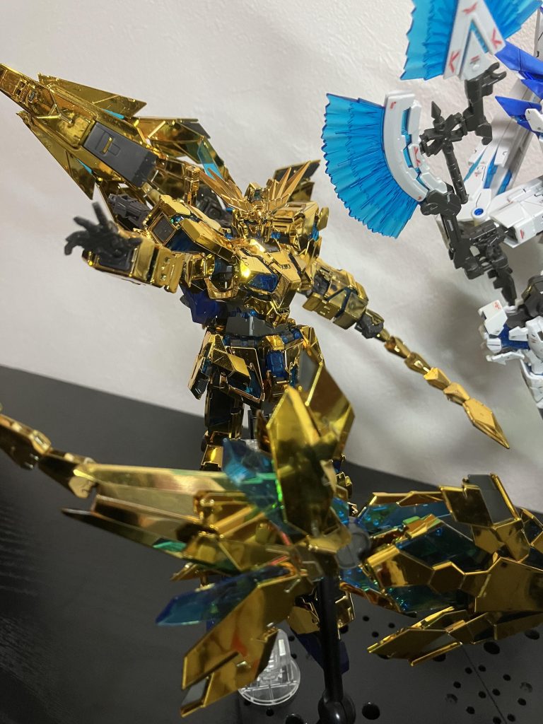 次にフェネクスプレバン限定だし、半分諦めてたけどテレビ放送されたタイミングでの再販競争に見事勝ち、指紋めっちゃ目立つので手袋つけての制作ただ、このゴールドメッキ派手すぎて墨入れもデカールもあまりの見辛さになーーーんもしておりません!!笑