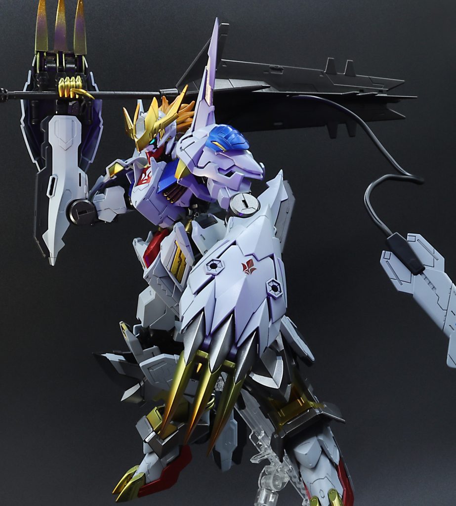 超大型メイスも大型化した機体に持たせるとサイズバランスが落ち着いてしまいました😄塗装レシピ(仕上げのトップコートはなし、デカールのみ水性半艶コート)白 → メカサフヘヴィ→調色したライトグレー→EXホワイトに少量ウルトラマリンブルー。黒 → フロストマットブラック。フレームと超大型メイス → メタルブラック、関節と足、一部爪はスターブライトアイアン。赤 → ガイア・プレミアムレッド 青 → GXメタルダークブルーにウルトラマリンブルーでグラデーション。金 → スターブライトブラスにクリアーオレンジでグラデーション。目 → GXメタルグリーン+蛍光グリーン 最後にUVレジン(特にUVレジンを使うとブラックライトの輝きが強くなっておススメです✨)髪 → ヴィヴィットオレンジにクリアーオレンジでグラデーション。