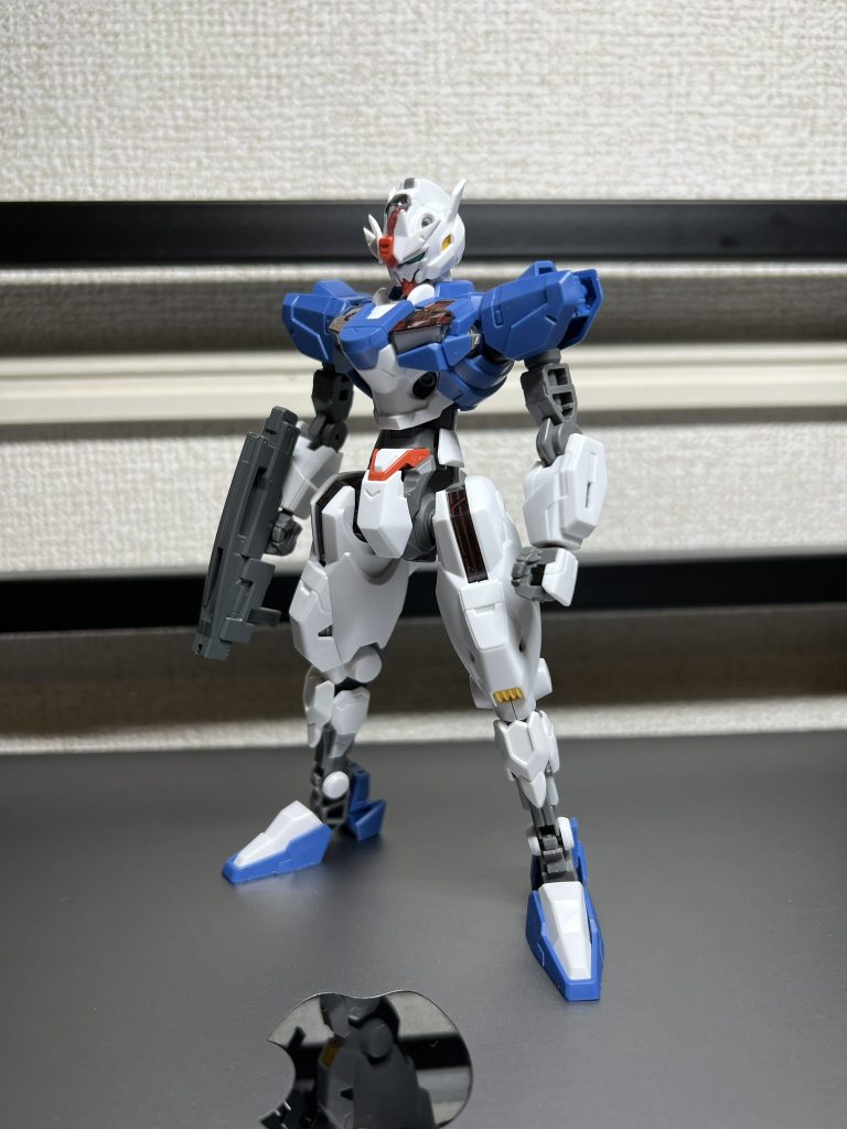 展示会に間に合わせるために急いで作ったので、製作過程の写真がほとんどなく…こんな感じでエアリアルからパーツを削り取って引き算をしていき、パテで埋めたり小さいパーツを貼ったりして製作しました。