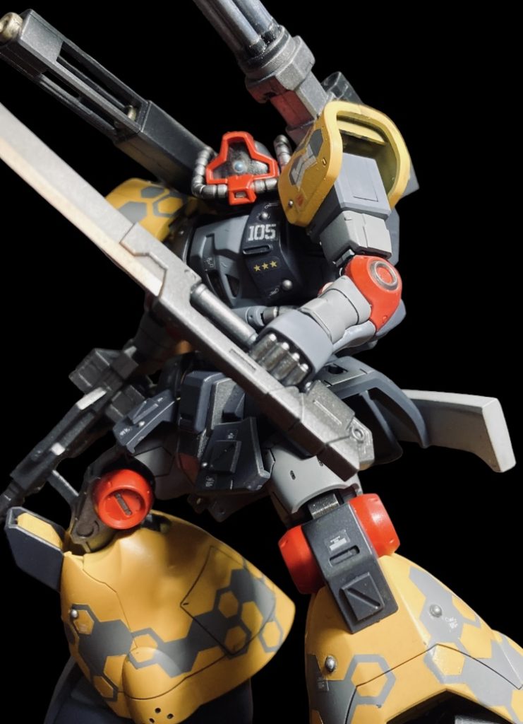 「近距離用にアサルトライフル、格闘用にナタを備えてます。ビーム砲にエネルギー取られるんで単純な刺突兵器ですけどね」