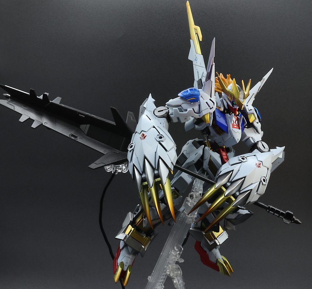 デカールは鉄血団のエンブレムを2枚だけ貼っています😄 ミキシングして情報量が多くなったのでデカールはいらないと思いました😅 あと、整備士のおやっさんの性格的に貼らないでしょうww