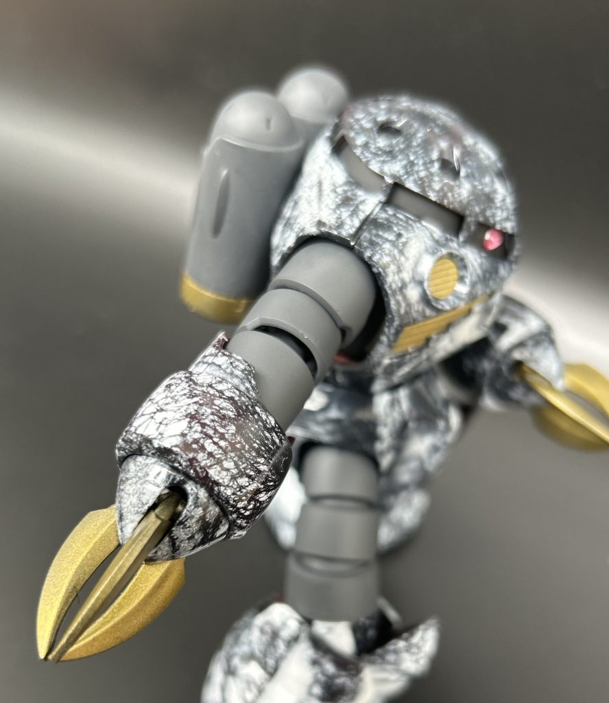 大理石部分は光沢、それ以外はつや消しで処理したので結構メリハリが出てていい感じになったと思います。メタリックは光沢以外ないと思い込んでましたが、ツヤのないゴールドは渋くていいですね。