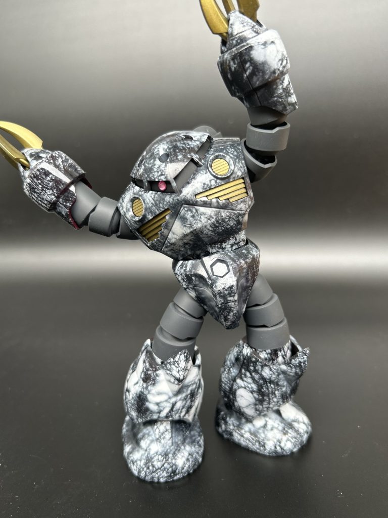 大理石部分は拡げたウェットティッシュを被せて塗装するんですが、被せる際に密着しなかった奥まったところの模様がぼんやりしてしまいました。一気に塗装しようとせず、難しそうな部分は小分けにしてしまってもよさそうです。