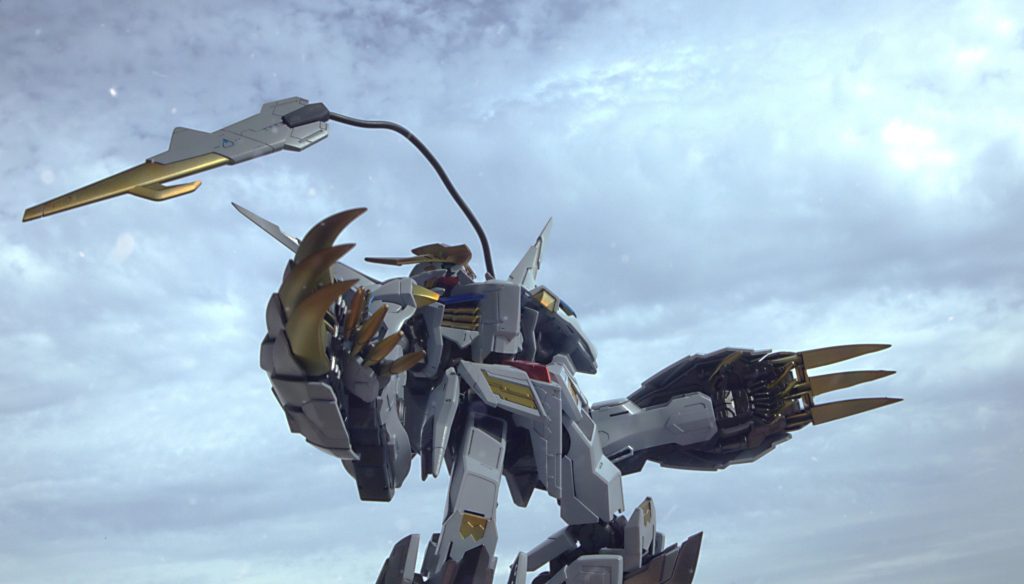 「前にオルガが言ってた。たどりついた場所でみんなでバカ笑いしたいって。オルガはもういなくなった。けど俺の中にオルガの言葉がまだ生きている。オルガの命令が生きてる。なら俺は全力でそれをやる。俺の・・・オルガの命令の邪魔をするヤツはどこの誰でも全力で潰す。どこの誰でもだ。分かった?なら・・・。死ぬまで生きて命令を果たせ。」