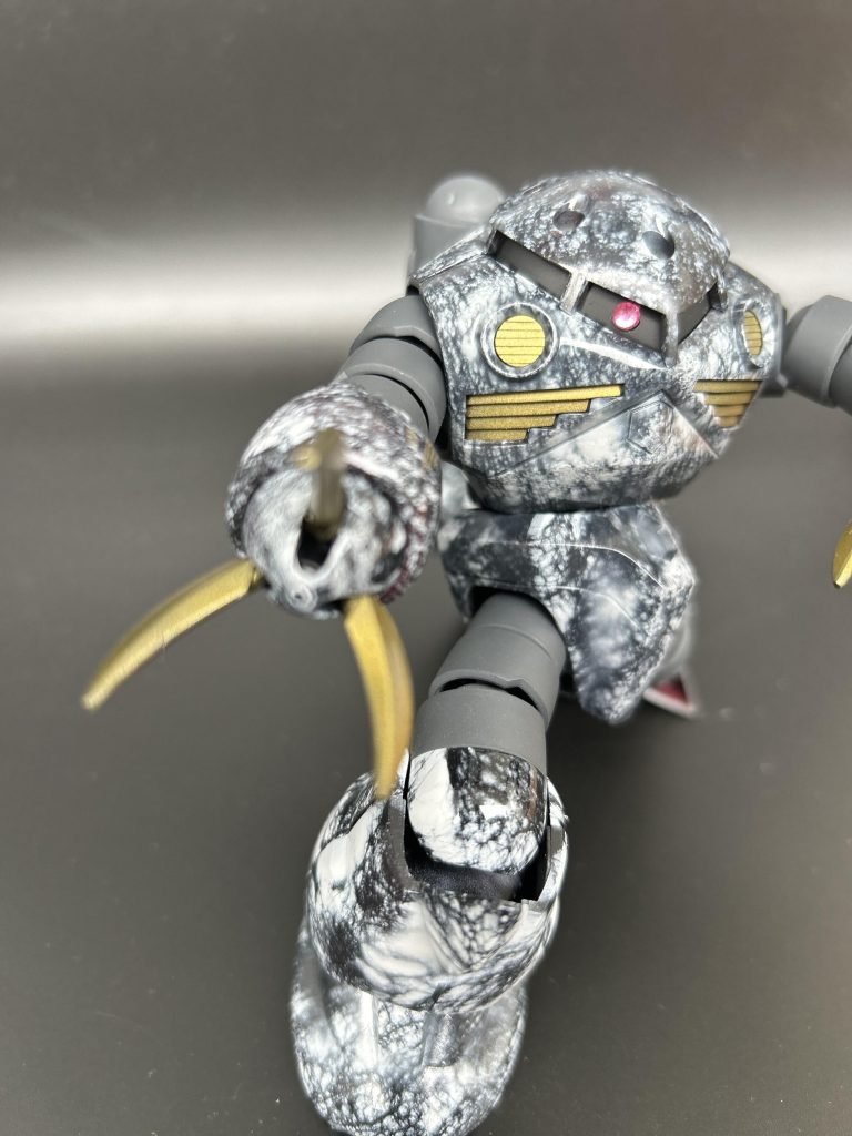 モノアイは百均のジュエルシールを使いました。ダイヤのように角ばった加工がされていて、モノアイらしくないですが、今回はこれくらいオモチャ感があった方がいいかなと思い採用してみました。