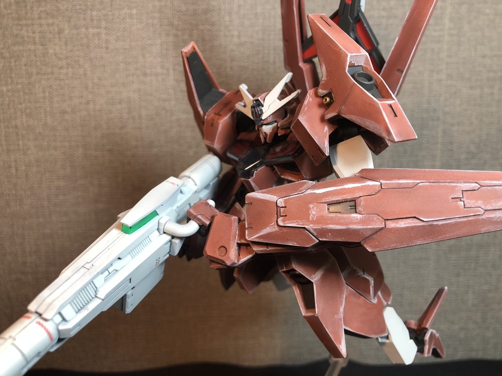 巨大な武器を持つと、いかにこのガンダムが異形かよくわかります