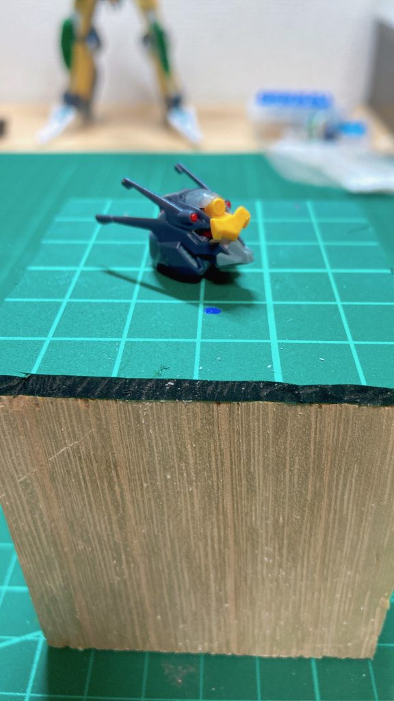 塗装前頭部はこんな感じで、ファラクトの頭部パーメットを削りスコープが入るよう調整しています。この空間のおかげで上下スライドが可能になっています😊