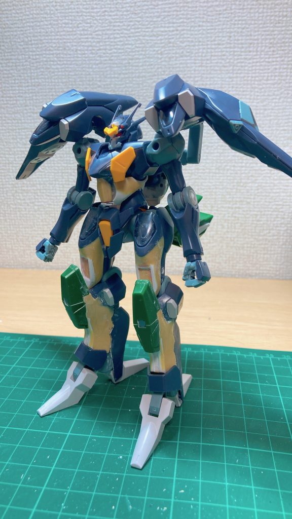 今回移植したのは胸部GNコンデンサーとGNドライブ、リアスカートのスラスターと膝の装甲、そして頭部スコープを移植しています。それと肘のGNコンデンサーを再現するためにファラクトの肘関節部分に穴を開けてHアイズを埋め込んでいます。